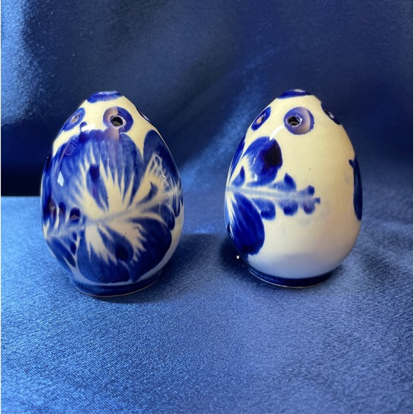 Porcelain Blue and White Porcelain Egg Shape Salt and Pepper - Picture 3 of 4